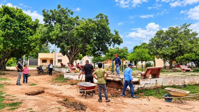 Habitantes trabajan en la recuperación del parque de La Junta, La Guajira, mediante una jornada comunitaria.