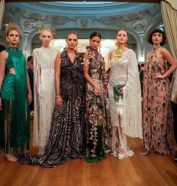 Modelos durante la pasarela de Territorios Vivos París 2026 con propuestas de diseño y artesanía.
