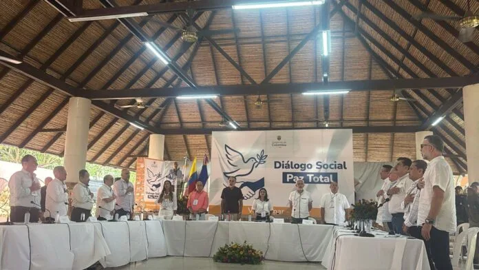 Reunión de exparamilitares en Valledupar durante una jornada de diálogo social de Paz Total.