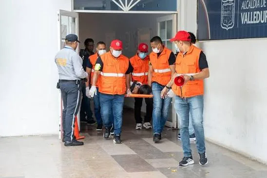 Funcionarios participan en ejercicio de evacuación durante simulacro de emergencias en Valledupar.