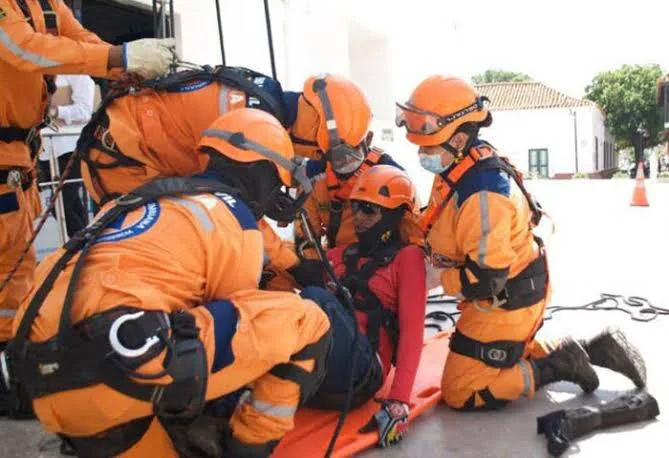 Brigadistas realizan maniobra de rescate durante simulacro de emergencias en Valledupar.