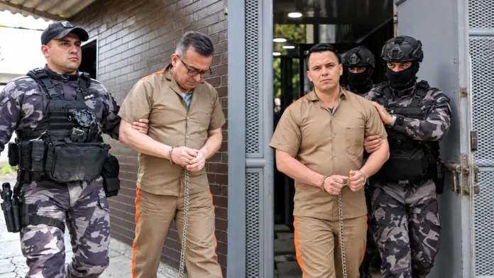 Olmedo López y Sneyder Pinilla durante su traslado a la cárcel La Picota