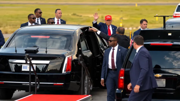 Trump y La Bestia durante el desplazamiento presidencial en Georgia.