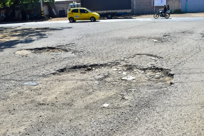 Huecos y deterioro en la entrada de Villa Dariana por la avenida Adalberto Ovalle en Valledupar