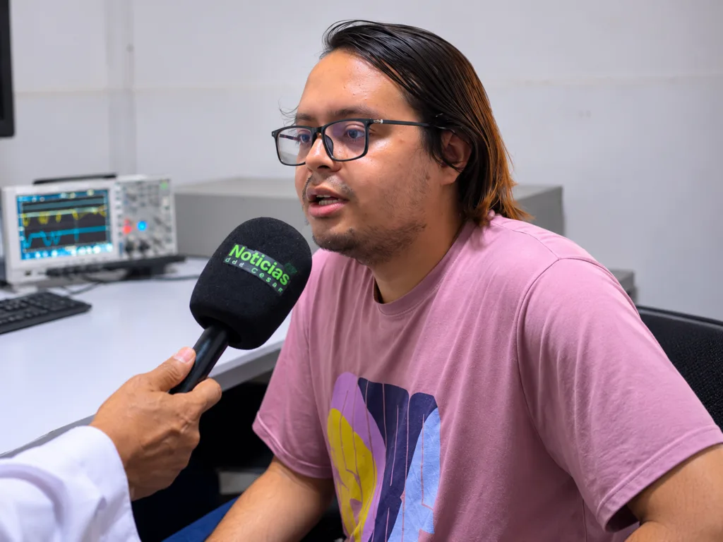 Yalín Villegas Polo, estudiante de Ingeniería Mecatrónica de Aguachica, durante una entrevista de Noticias del Cesar sobre innovación en las granjas solares de Unergy en el Cesar.